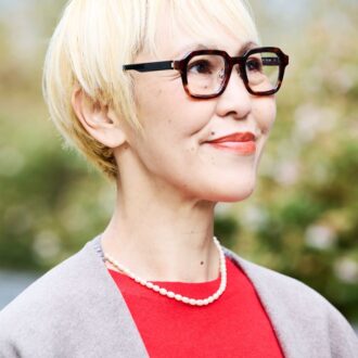 ユニクロのカシミヤセーターにネックレスが華やか