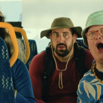 シルヴァンを演じるアルテュス監督。『サムシング・エクストラ！ やさしい泥棒のゆかいな逃避行』© 2024 CINE NOMINE - M6 FILMS - AUVERGNE-RHÔNE-ALPES CINEMA – SAME PLAYER - KABO FILMS - ECHO STUDIO - BNP PARIBAS PICTURES - IMPACT FILM