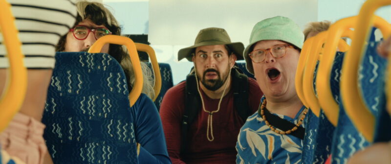 シルヴァンを演じるアルテュス監督。『サムシング・エクストラ! やさしい泥棒のゆかいな逃避行』© 2024 CINE NOMINE - M6 FILMS - AUVERGNE-RHÔNE-ALPES CINEMA – SAME PLAYER - KABO FILMS - ECHO STUDIO - BNP PARIBAS PICTURES - IMPACT FILM