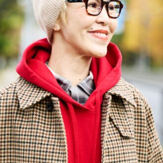 パーカー＆チェックシャツを重ね着