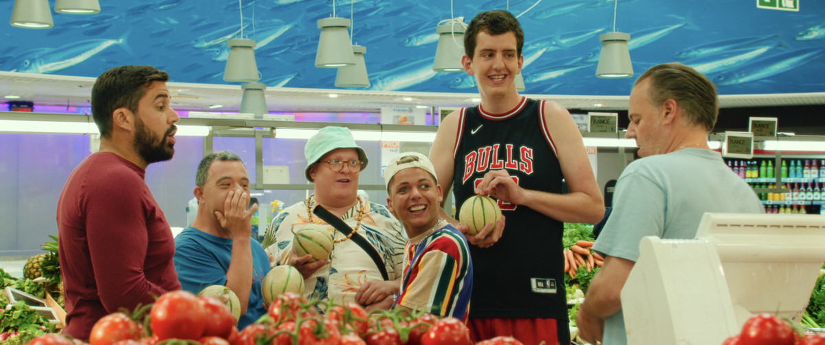 障がいのあるアマチュア俳優11人が出演。『サムシング・エクストラ！ やさしい泥棒のゆかいな逃避行』© 2024 CINE NOMINE - M6 FILMS - AUVERGNE-RHÔNE-ALPES CINEMA – SAME PLAYER - KABO FILMS - ECHO STUDIO - BNP PARIBAS PICTURES - IMPACT FILM