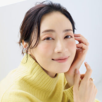 ニット¥39,600／ティッカ、リング¥26,400／プラウ、イヤカフ¥8,800 ／アビステ