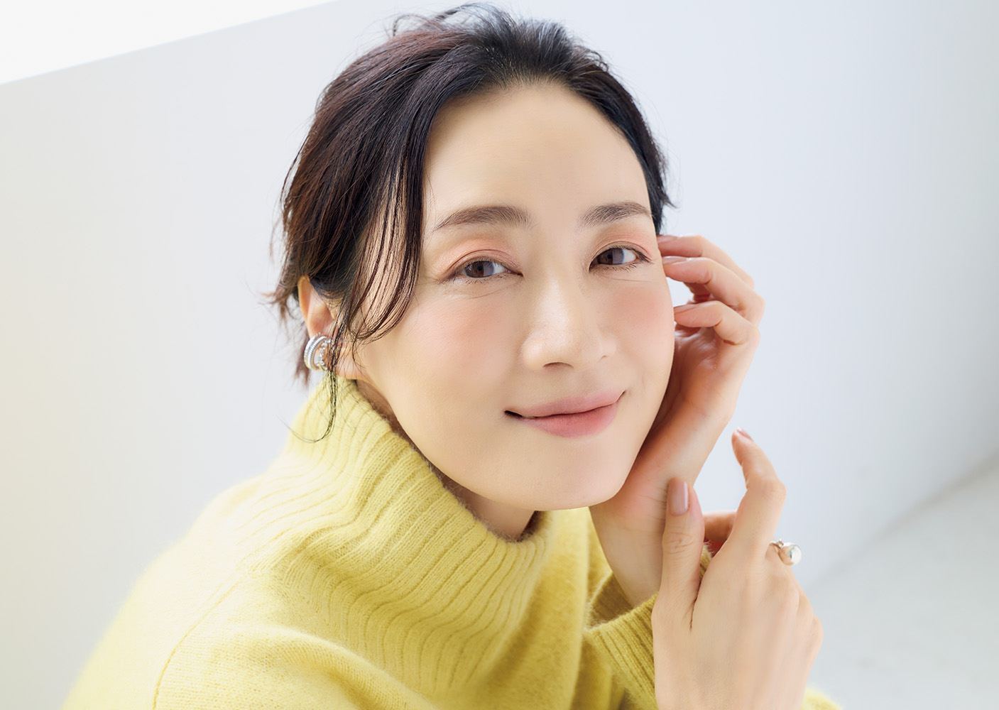 ニット¥39,600／ティッカ、リング¥26,400／プラウ、イヤカフ¥8,800 ／アビステ