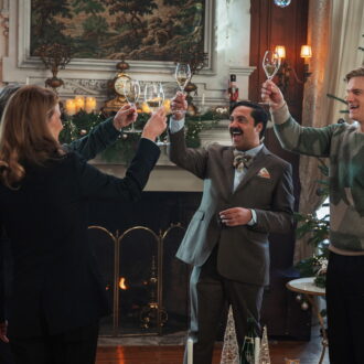 パリ、シャンパーニュ地方と、観光気分も味わえるロマンス映画。『そして恋にはシャンパンを』Netflixにて独占配信中