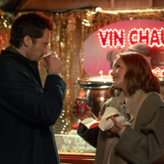 クリスマス・マーケットの風景も見どころ！『そして恋にはシャンパンを』Netflixにて独占配信中