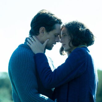 レディ・チャタレイことコニー役にはエマ・コリン。Netflix映画『チャタレイ夫人の恋人』独占配信中