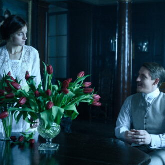 原作は、イギリスの作家D・H・ローレンスの名作小説。Netflix映画『チャタレイ夫人の恋人』独占配信中