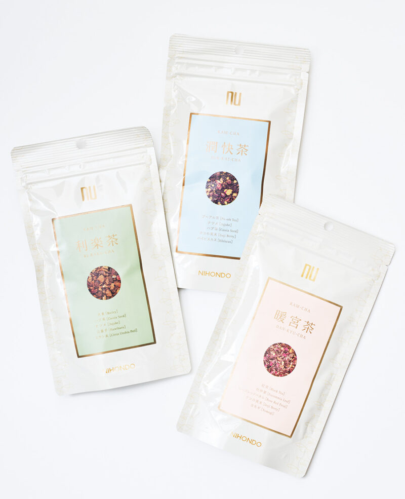 左から、健康バランスを整える「利楽茶」、うるおいが欲しいときにぴったりな「潤快茶」、じんわりほっとする「暖宮茶」(各12包入り各¥1,188 )