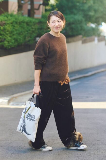 【スナップ】異素材ミックスでおしゃれをアップグレード！ 50代のお手本「ブラウンコーデ」