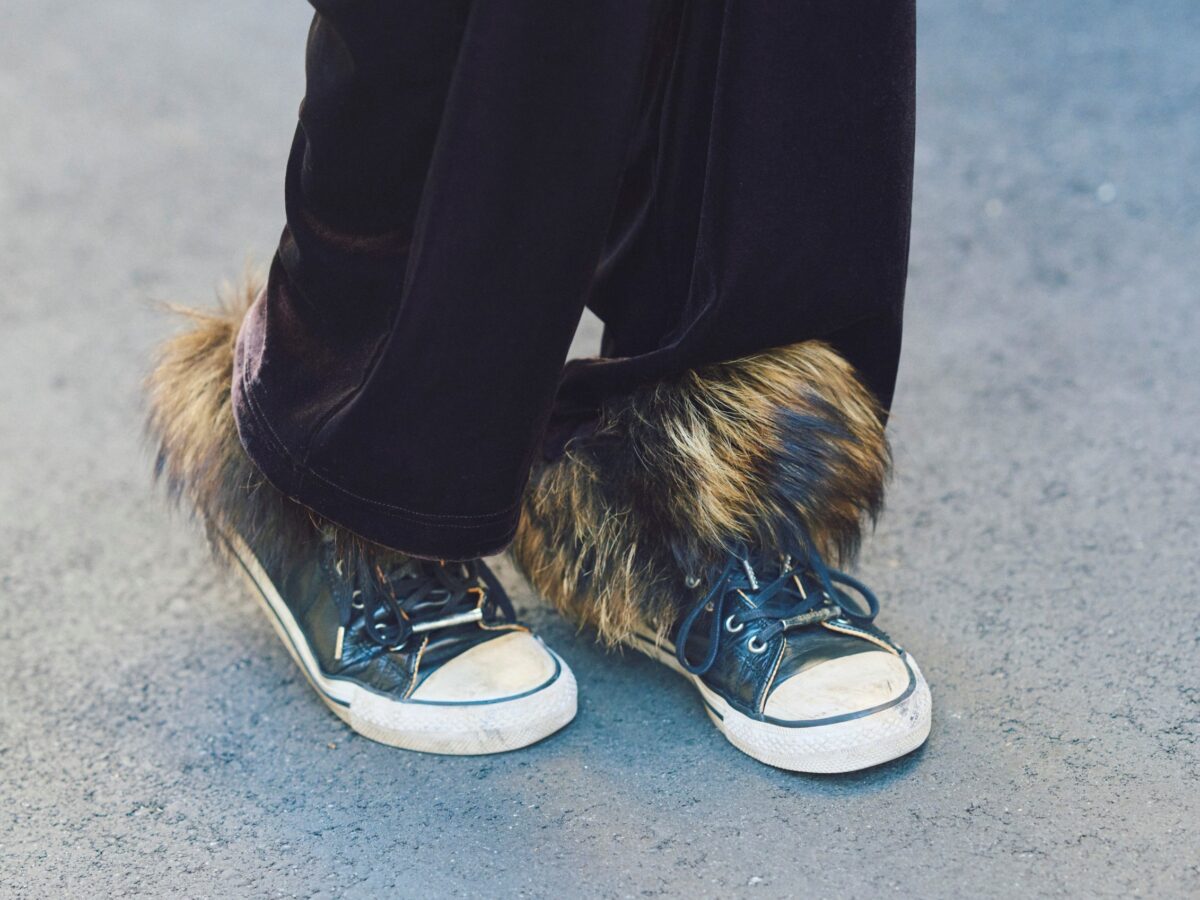 ファー付きスニーカー