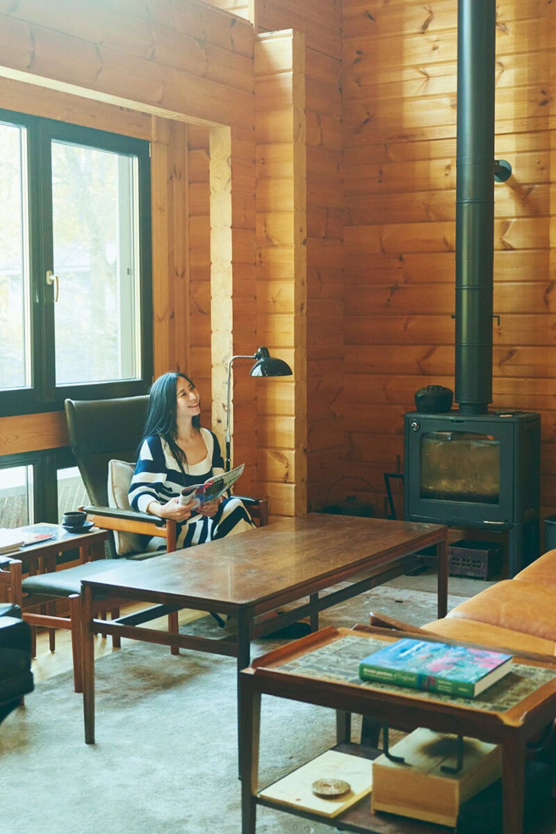 家の中の主役は薪ストーブ。 ログハウスの壁が熱を貯め込むので、換気で窓を開けてもほんわりと暖か。