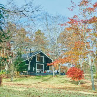 軽井沢の四季の中では「冬がいちばん好き」と言う三浦さん。 庭の斜面に雪が積もると、そり遊びが楽しめる。
