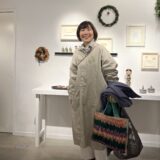 【京都スナップ】大人世代が大好きなグレージュのワントーンコーデは、カラフル小物を差し色に