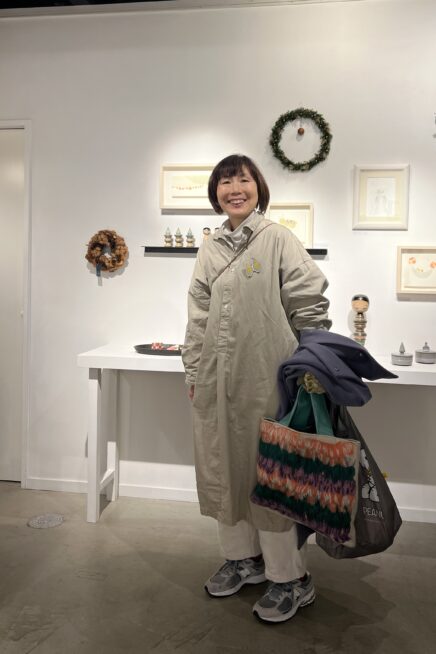 【京都スナップ】大人世代が大好きなグレージュのワントーンコーデは、カラフル小物を差し色に