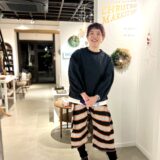 【京都スナップ】50代が着こなすアーティなパンツは「カンペール」の足元で受け止めてグッドバランス！