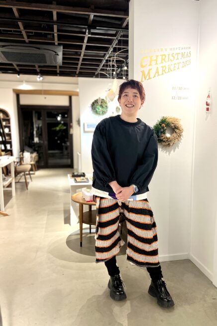 【京都スナップ】50代が着こなすアーティなパンツは「カンペール」の足元で受け止めてグッドバランス！