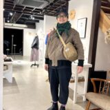 【京都スナップ】シンプルスタイルの後ろ姿、小物使いに遊び心アリ！