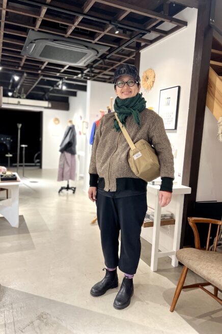 【京都スナップ】シンプルスタイルの後ろ姿、小物使いに遊び心アリ！