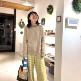 【京都スナップ】大人世代の冬の着こなしに真似したい、イエロー×ベージュ。