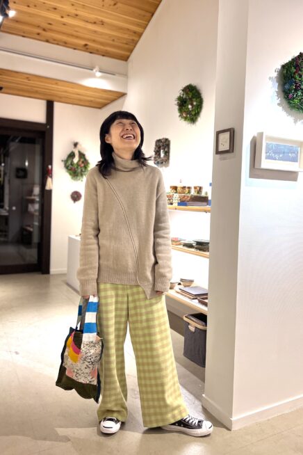 【京都スナップ】大人世代の冬の着こなしに真似したい、イエロー×ベージュ。