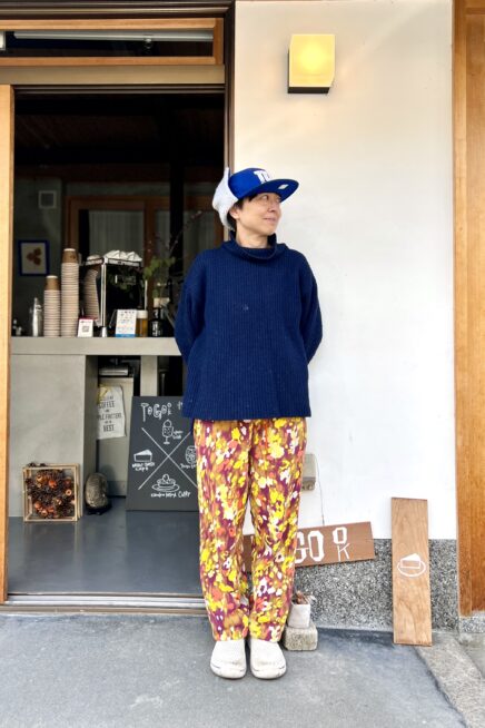 【京都スナップ】「ローブス&コンフェクションズ」のニットにこなれ見えする柄パンツをコーデ