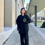 【京都スナップ】ブラックコーデの主役はふんわり優しいニットが正解