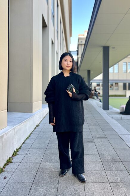 【京都スナップ】ブラックコーデの主役はふんわり優しいニットが正解