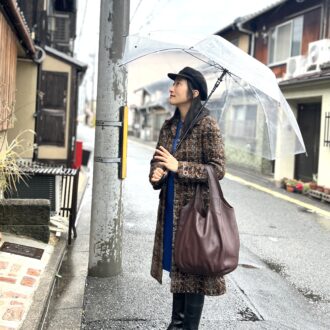 【京都スナップ】パリジェンヌ風の古着コートは、鮮やかなロイヤルブルーを差し色に