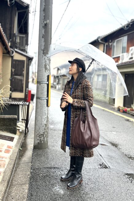 【京都スナップ】パリジェンヌ風の古着コートは、鮮やかなロイヤルブルーを差し色に