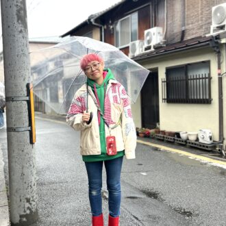 【京都スナップ】憂鬱な雨の日こそ、誰よりもカラフルコーデでお出かけ