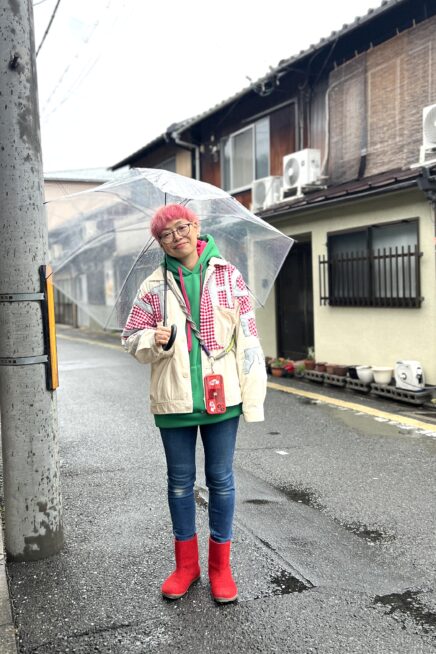 【京都スナップ】憂鬱な雨の日こそ、誰よりもカラフルコーデでお出かけ