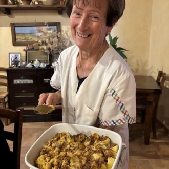 【50代からの「整う」ヨーロッパ便り】おいしいお食事を配膳するカルラさん