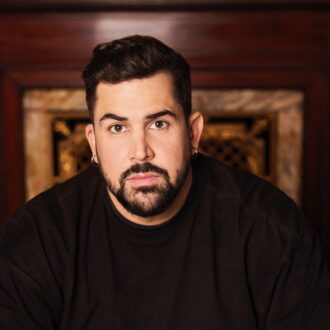 フランスの人気コメディアンでもあるアルテュス監督。『サムシング・エクストラ！ やさしい泥棒のゆかいな逃避行』© 2024 CINE NOMINE - M6 FILMS - AUVERGNE-RHÔNE-ALPES CINEMA – SAME PLAYER - KABO FILMS - ECHO STUDIO - BNP PARIBAS PICTURES - IMPACT FILM