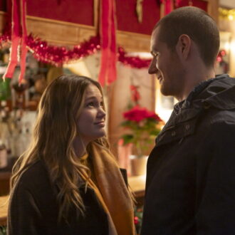 ニックを演じるのはコナー・スウィンデルズ。『クリスマスイブには強盗を』Netflixにて独占配信中