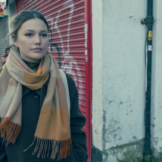 主演のオリヴィア・ホルト。『クリスマスイブには強盗を』Netflixにて独占配信中