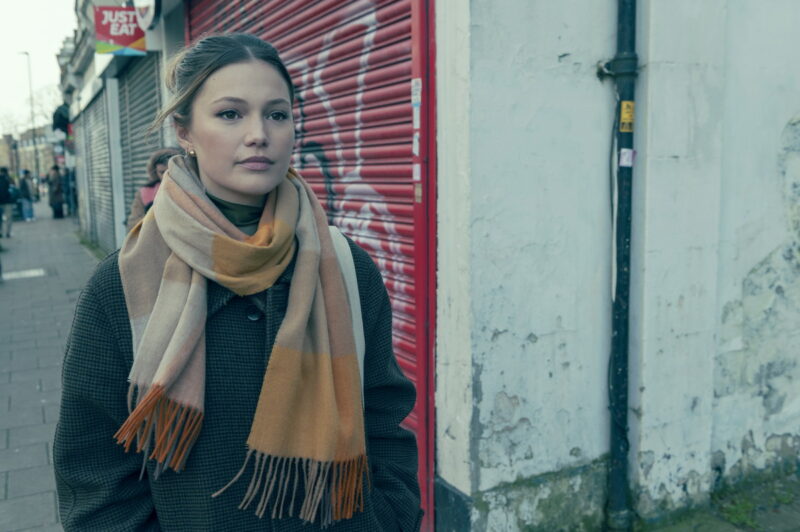 主演のオリヴィア・ホルト。『クリスマスイブには強盗を』Netflixにて独占配信中