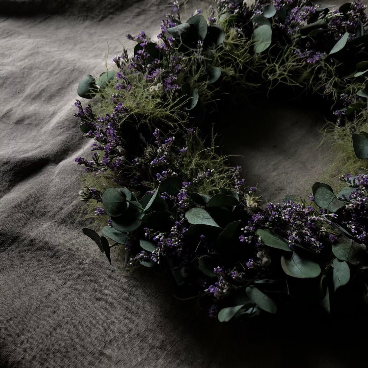 クリスマスリース。グリーンがメインで、小さな花や実を添えたリースは、クリスマスシーズン問わず飾り続けられます。