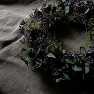 クリスマスリース。グリーンがメインで、小さな花や実を添えたリースは、クリスマスシーズン問わず飾り続けられます。