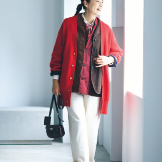 ジャケット¥39,600 ／バスコ、カーディガン¥49,500 ／エンダレンス、ベスト¥49,500 ／ヤエカ カンバス デザイン（ヤエカ）、シャツ¥27,500 ／ヤエカ（ヤエカ アパートメント ストア）、スカーフ¥22,000 ／マニプリ、デニムパンツ¥20,900 ／マリン フランセーズ（マリン フランセーズ代官山店）、バッグ¥11,000 ／ベレット（セムインターナショナル）、ローファー¥47,300 ／カステラーノ（フラッパーズ）