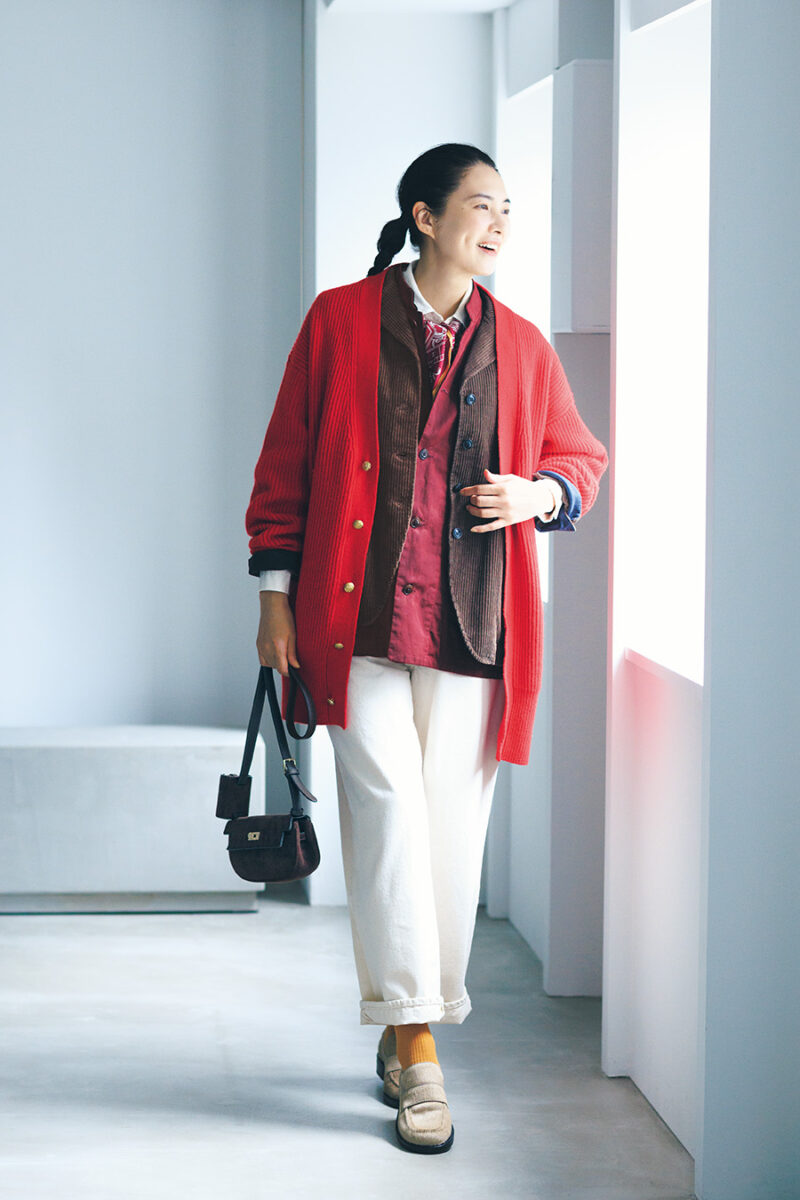 ジャケット¥39,600 /バスコ、カーディガン¥49,500 /エンダレンス、ベスト¥49,500 /ヤエカ カンバス デザイン(ヤエカ)、シャツ¥27,500 /ヤエカ(ヤエカ アパートメント ストア)、スカーフ¥22,000 /マニプリ、デニムパンツ¥20,900 /マリン フランセーズ(マリン フランセーズ代官山店)、バッグ¥11,000 /ベレット(セムインターナショナル)、ローファー¥47,300 /カステラーノ(フラッパーズ)