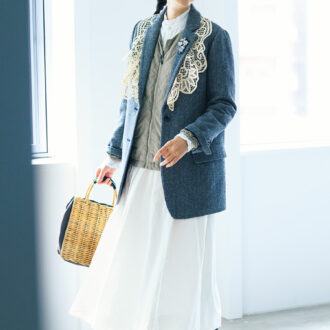 レースの襟付きジャケット¥68,200／エリテ（ケイエムディーファーム）、ジャケット（PL1387）¥23,100 ／コロンビア（コロンビアスポーツウェアジャパン）、シャツ¥27,500 ／パドカレ（パドカレ六本木）、スカート¥26,400 ／デミルクス ビームス（ビームスハウス 丸の内）、バッグ¥39,600 ／ロワズィール、ローファー¥31,900／マスター＆コー×トラベルシューズ（マッハ５５リミテッド）、ブローチ¥5,400 ／アビステ