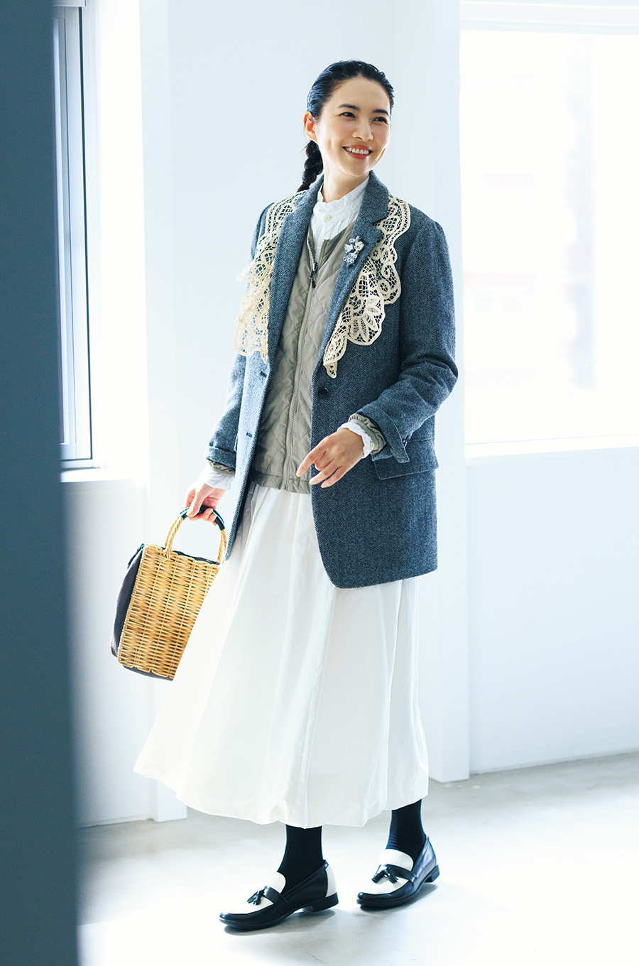 レースの襟付きジャケット¥68,200/エリテ(ケイエムディーファーム)、ジャケット(PL1387)¥23,100 /コロンビア(コロンビアスポーツウェアジャパン)、シャツ¥27,500 /パドカレ(パドカレ六本木)、スカート¥26,400 /デミルクス ビームス(ビームスハウス 丸の内)、バッグ¥39,600 /ロワズィール、ローファー¥31,900/マスター&コー×トラベルシューズ(マッハ55リミテッド)、ブローチ¥5,400 /アビステ