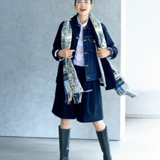 ウールジャケット¥64,900 ／パドカレ（パドカレ六本木）、デニムジャケット¥38,500／ヤエカ（ヤエカ アパートメント ストア）、シャツ¥19,800 ／シップス（シップス インフォメーションセンター）、ショートパンツ¥30,800 ／ヴェリテクール、シルク×カシミヤストール¥39,600 ／マニプリ、ブーツ¥75,900 ／ディヴィナ（金万）