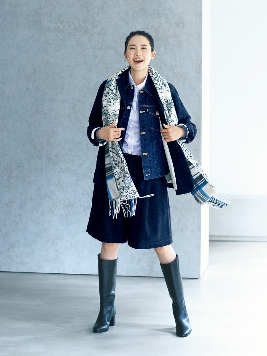 ウールジャケット¥64,900 /パドカレ(パドカレ六本木)、デニムジャケット¥38,500/ヤエカ(ヤエカ アパートメント ストア)、シャツ¥19,800 /シップス(シップス インフォメーションセンター)、ショートパンツ¥30,800 /ヴェリテクール、シルク×カシミヤストール¥39,600 /マニプリ、ブーツ¥75,900 /ディヴィナ(金万)