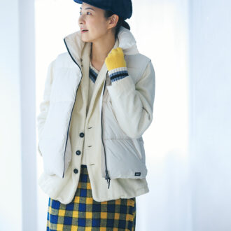 ジャケット¥74,800 ／スズキ タカユキ、ベスト¥38,500 ／エーグル（エーグル カスタマーサービス）、セーター¥39,600 ／スローン × デミルクス ビームス、スカート¥41,910 ／ビームス ボーイ（ともにビームス ハウス 丸の内）、手袋¥8,690 ／ウィリアム ブラントン（セムインターナショナル）、キャップ¥9,900 ／カンゴール（カンゴール ヘッドウェア）