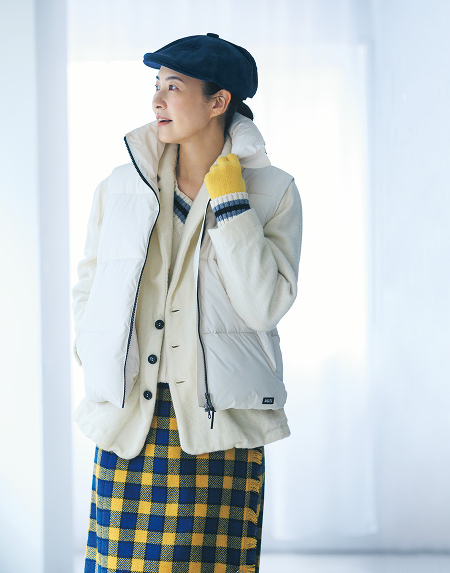 ジャケット¥74,800 /スズキ タカユキ、ベスト¥38,500 /エーグル(エーグル カスタマーサービス)、セーター¥39,600 /スローン × デミルクス ビームス、スカート¥41,910 /ビームス ボーイ(ともにビームス ハウス 丸の内)、手袋¥8,690 /ウィリアム ブラントン(セムインターナショナル)、キャップ¥9,900 /カンゴール(カンゴール ヘッドウェア)