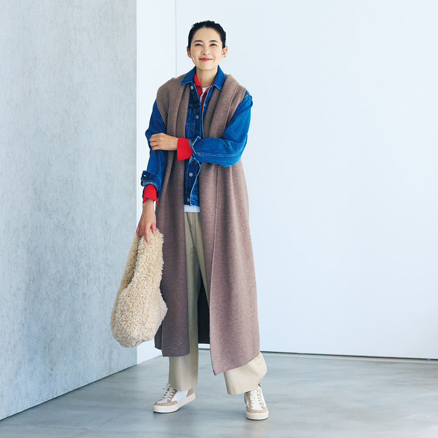 ジップアップカーディガン¥19,800 /マカフィー(トゥモローランド)、Tシャツ¥13,200、チノパン¥22,000 /ともにシップス プライマリー ネイビー レーベル(シップス インフォメーションセンター)、イヤカフ¥29,700 /プラウ、バッグ¥24,200/ヘレン ムーア(セムインターナショナル)、スニーカー¥26,400 /クレイ(リーガルコーポレーション)