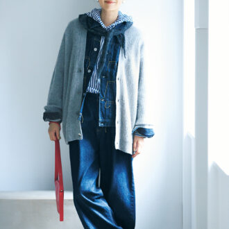 デニムパンツ¥18,480／ともにミズイロインド（マーコート）、ストール¥13,200／ヴェリテクール、イヤリング¥12,100 ／アビステ、バッグ¥29,700 ／バケットバゲージ（ロワズィール代官山アドレス・ディセ店）、ローファー¥12,980 ／ハルタ