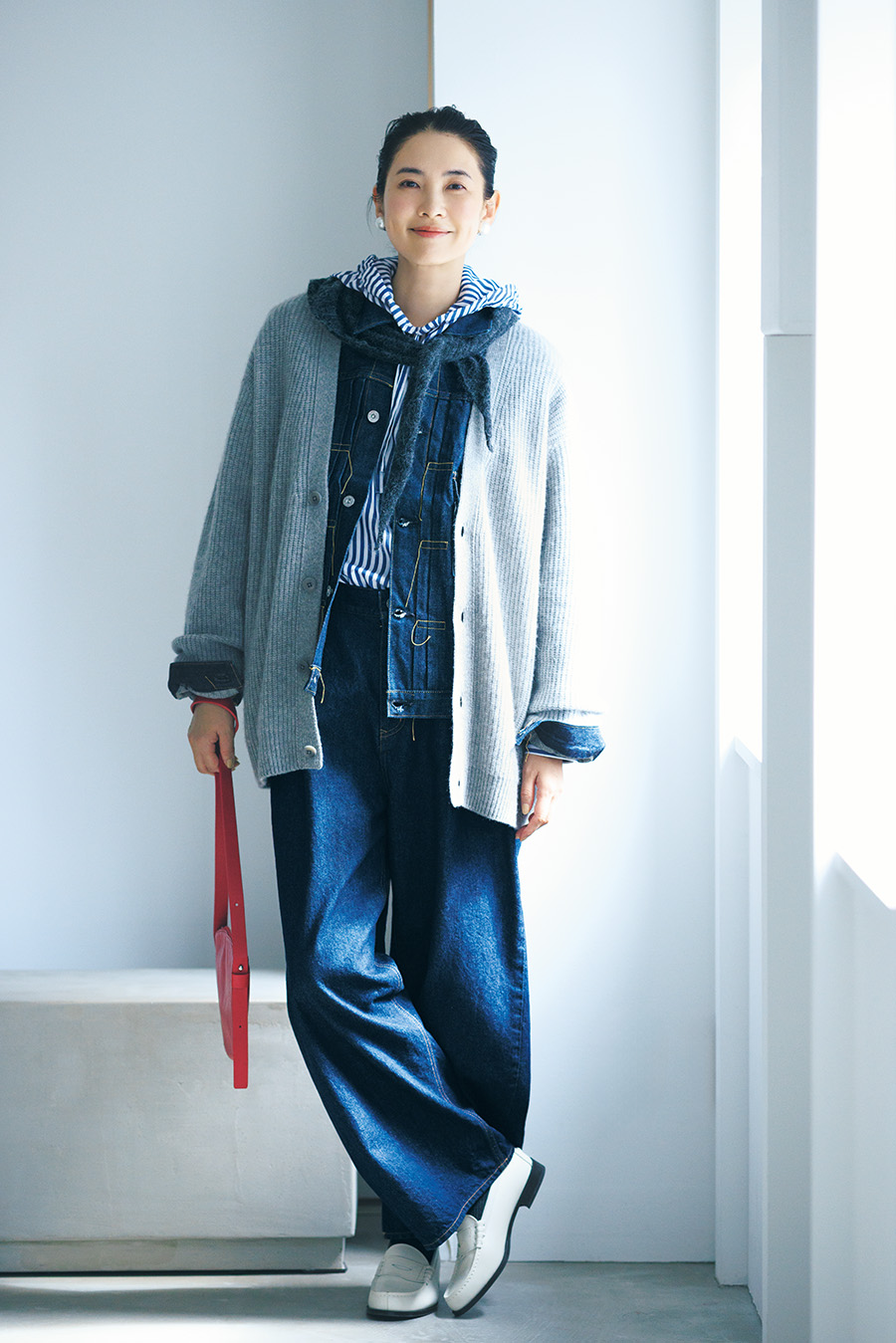 デニムパンツ¥18,480/ともにミズイロインド(マーコート)、ストール¥13,200/ヴェリテクール、イヤリング¥12,100 /アビステ、バッグ¥29,700 /バケットバゲージ(ロワズィール代官山アドレス・ディセ店)、ローファー¥12,980 /ハルタ