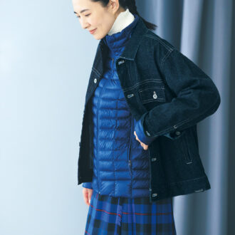 ニット¥19,800 ／ボールジィ（トゥモローランド）、スカート¥42,900 ／オニール オブ ダブリン×デミルクス ビームス（ビームス ハウス 丸の内）